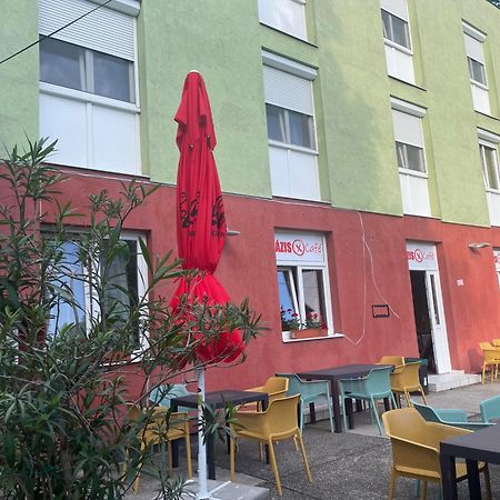Tifani Szallo Hotel Balatonlelle Kültér fotó