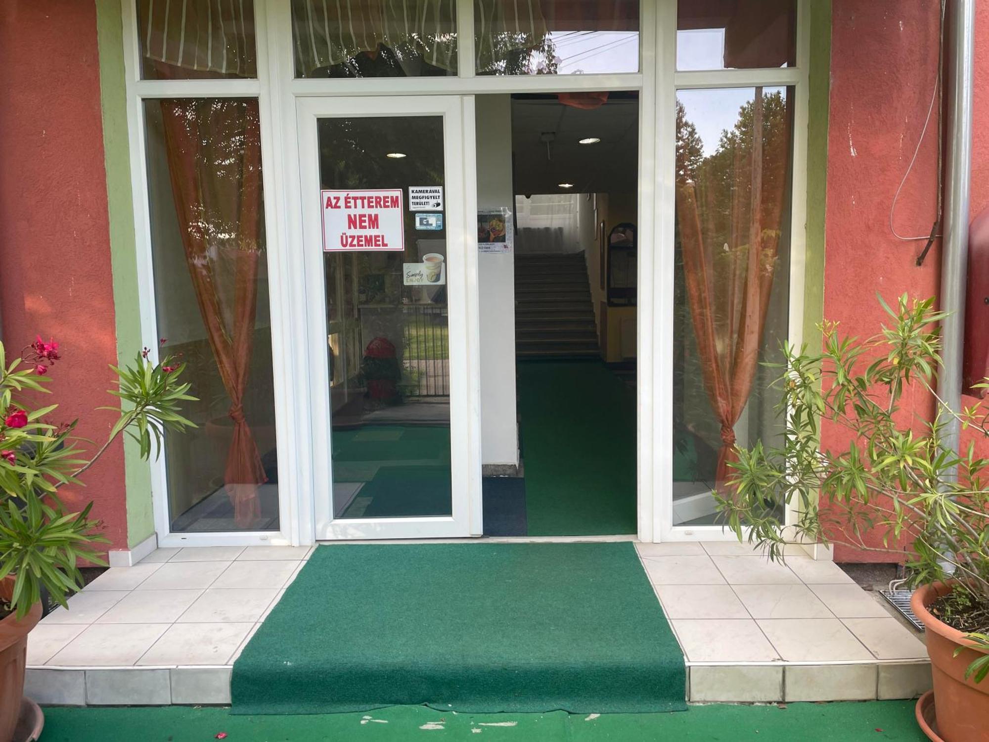 Tifani Szallo Hotel Balatonlelle Kültér fotó