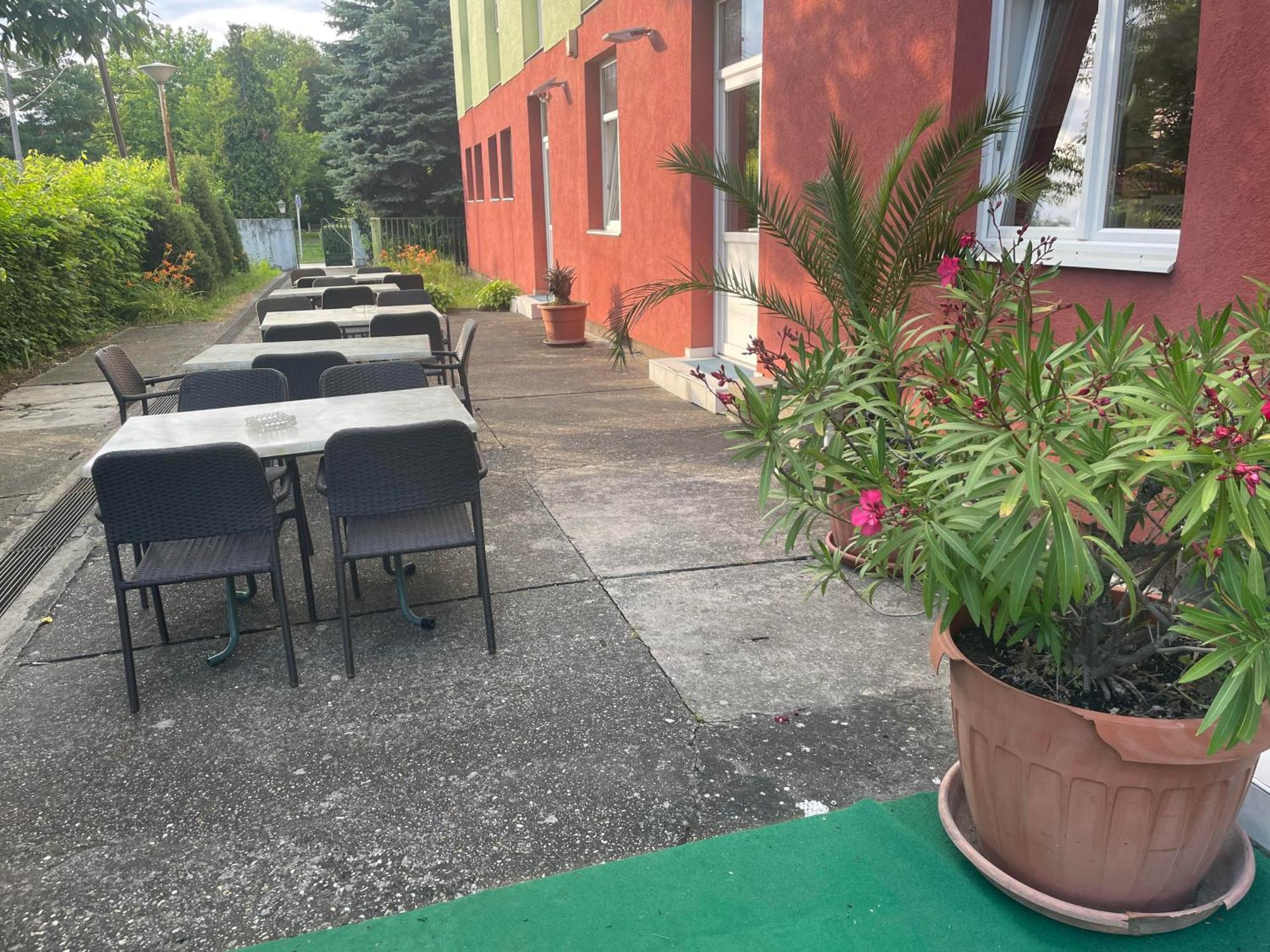 Tifani Szallo Hotel Balatonlelle Kültér fotó