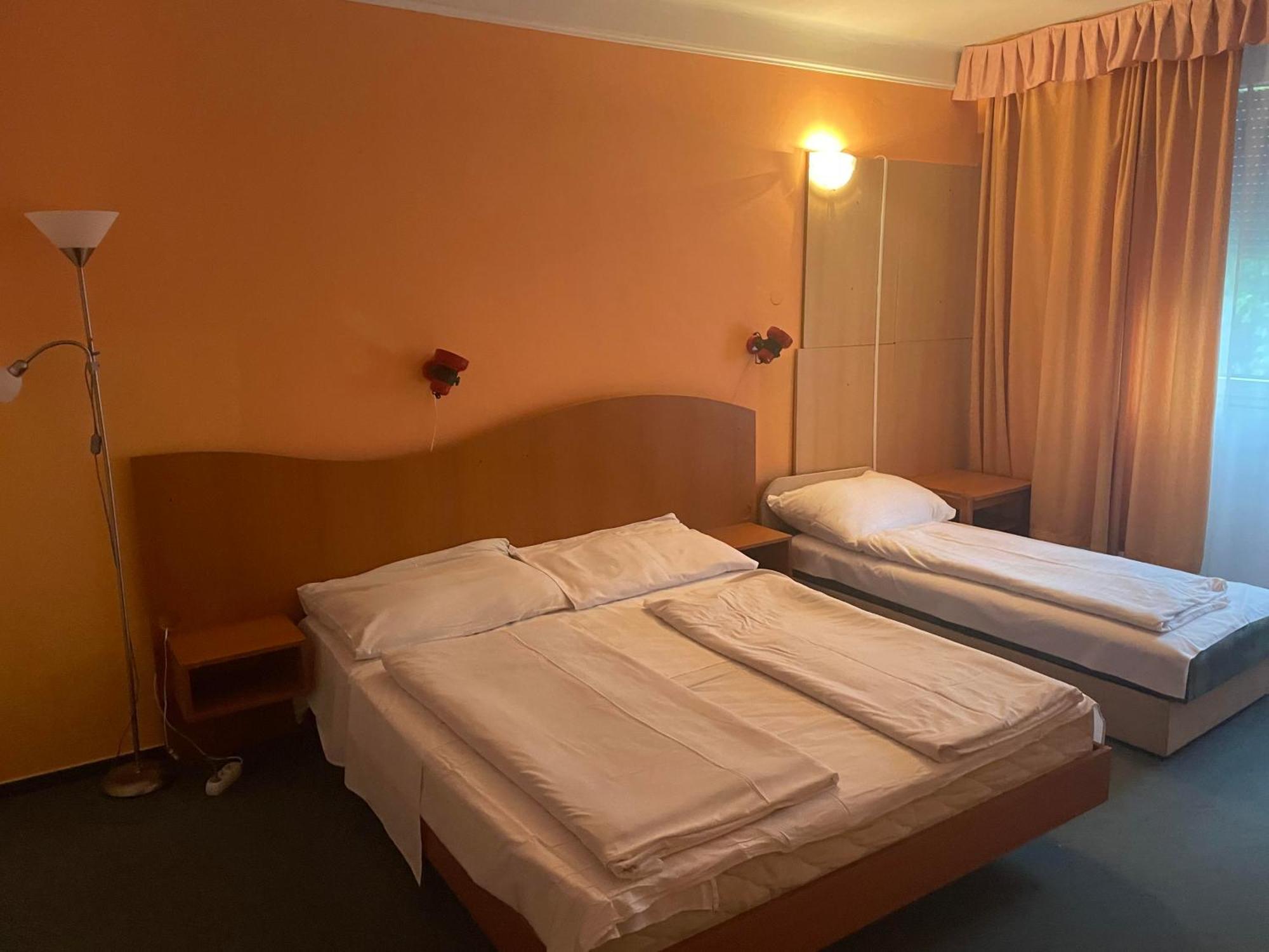 Tifani Szallo Hotel Balatonlelle Kültér fotó
