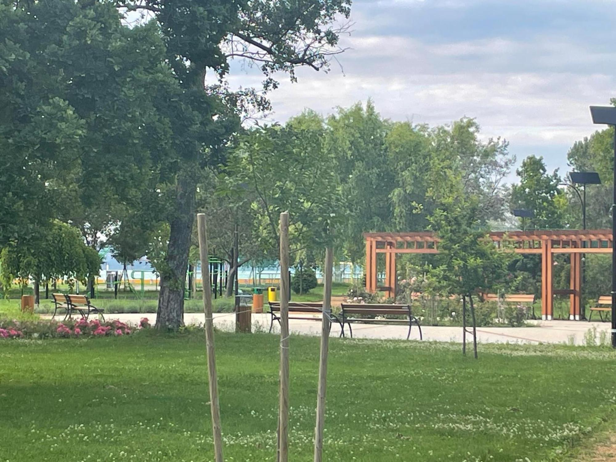 Tifani Szallo Hotel Balatonlelle Kültér fotó
