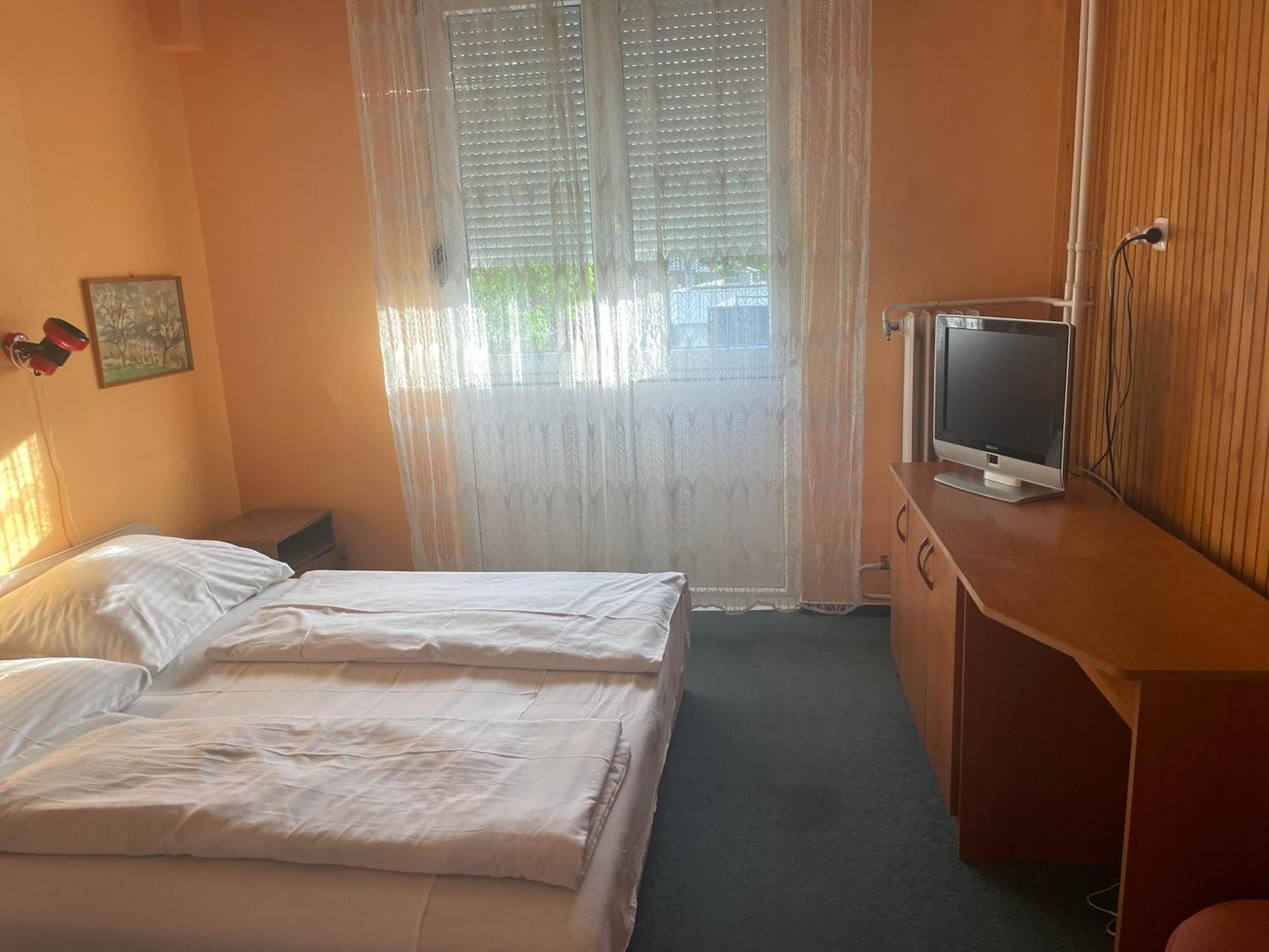 Tifani Szallo Hotel Balatonlelle Kültér fotó