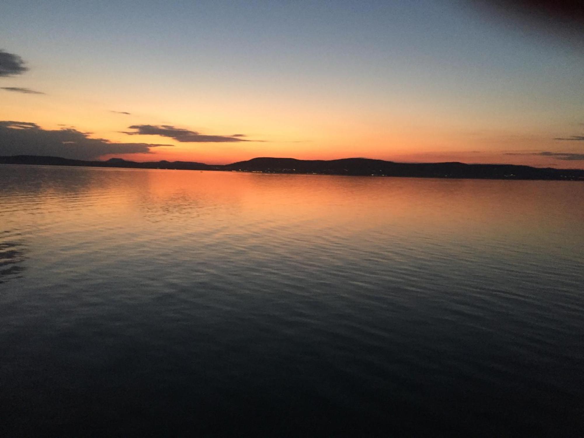 Tifani Szallo Hotel Balatonlelle Kültér fotó