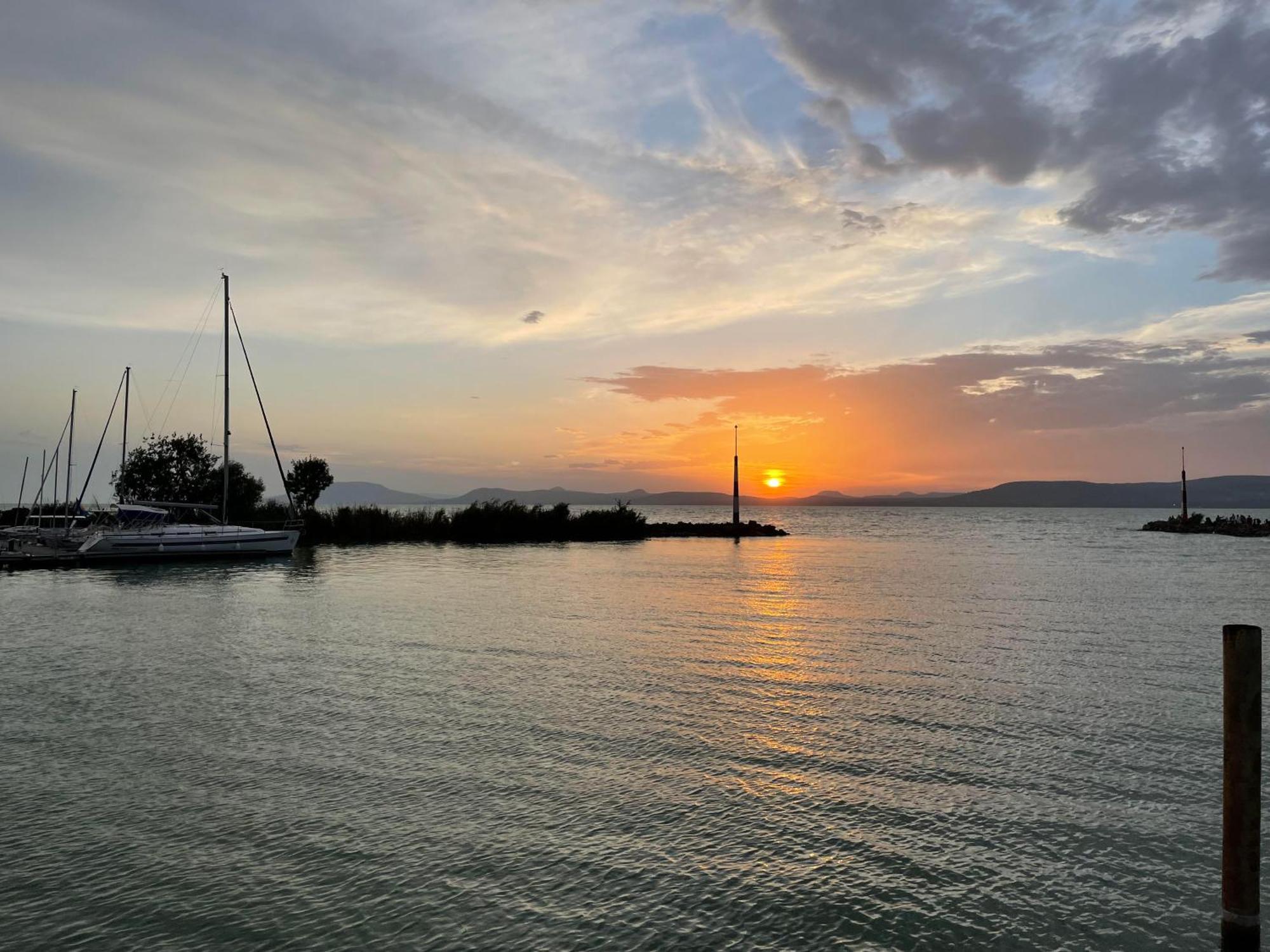 Tifani Szallo Hotel Balatonlelle Kültér fotó